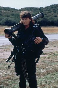 Hot Shots! Der 2. Versuch – Gefährlicher Einsatz für Topper Harley (Charlie Sheen): Im Nahen Osten soll er US-Soldaten aus der Gefangenschaft eines Wüstendiktators befreien ...