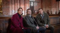 SOKO Wismar – Gemeindekirchenrat Jan Sitten (Matthias Freihof, 2.v.l.) ist schwer getroffen vom Tod seines Freundes Sören Pielham (Stefan Witt). Die beiden haben sich mit viel Engagement für die Restaurierung der alten Kirchenorgel eingesetzt. Die Kommissare Joost (Nike Fuhrmann, l.) und Pöhlmann (Dominic Boeer, r.) interessiert vor allem eins: Hat der Tote vor Kurzem mit irgendwem Streit gehabt? Wer könnte einen Grund gehabt haben, den Orgelbauer umzubringen?