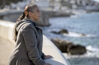 Eine gute Mutter – Nora (Halima Benhamed) hat Sorgen: Ihr Sohn sitzt nach einem Raubüberfall auf eine Tankstelle in U-Haft.