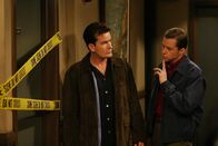 Two and a Half Men – Um Charlie (Charlie Sheen, l.) zu helfen, hat Alan (Jon Cryer, r.) ein drastisches Sparprogramm entworfen ...