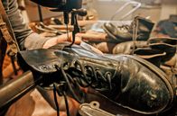 Deutschlands große Clans – Heinrich Deichmann senior reparierte Schuhe bereits mit einer Maschine.
