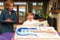 Two and a Half Men – Jake (Angus T. Jones, r.) kann nicht glauben, was er von seiner Großmutter Evelyn (Holland Taylor , l.) bekommen hat