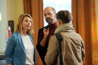 Hotel Heidelberg – Herr Goiting (Torsten Eikmeier) vom Jugendamt macht es Annette (Annette Frier) und Ingolf (Christoph Maria Herbst) nicht leicht.