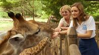 Das Kindermädchen: Mission Mauritius – Henriette (Saskia Vester) verbringt mit Stella und Marie (Pia Soppa) einen tollen Tag im Tierpark