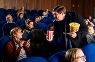 Der Nesthocker – Armin (Francis Fulton-Smith) lernt Tina (Carin C. Tietze) im Kino kennen.