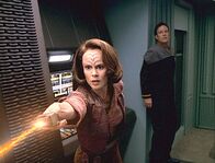 Star Trek - Raumschiff Voyager – Die holographische Torres (Roxann Dawson, l.) versucht, Barclay (Dwight Schultz, r.) vor der Verhaftung durch die Sicherheitskräfte zu bewahren ...