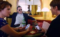 Über Land – Kathi Gerlach (Elisabeth Wasserscheid, l.) und Gerti Hain (Victoria Mayer, r.) haben von Franz Kurz (Johannes Zirner) die selben Nacktfotos erhalten.