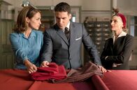 Velvet – Ana und Isabel zeigen Alberto die Stoffe für die Airsa-Uniformen (von li nach re: Paula Echevarría, Miguel Ángel Silvestre, Angela Molina).