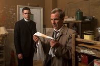 Grantchester – Will Davenport (Tom Brittney, l.); Geordie Keating (Robson Green, r.)