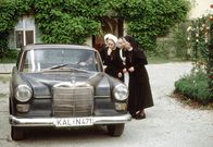 Um Himmels Willen – (v.li.) Dem werden wir es zeigen: mit erhobener Faust verabschiedet sich Lotte (Jutta Speidel) von ihren Mitschwestern (Anna Luise Kish, Emanuela von Frankenberg, Karin Gregorek) und braust mit ihrem alten Mercedes zu Wöller.