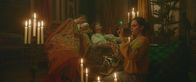 Theodosia – Papa Alistair (Rik Young) ist nach der Berührung mit dem Horusauge schwer erkrankt - Theo (Eloise Little, r.) versucht den Fluch aufzuheben.