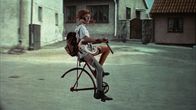 Astrid Lindgren: Pippi Langstrumpf – Ein seltsames Fahrrad, das Pippi (Inger Nilsson) sich da zusammengebaut hat. Es fährt ohne Räder und Kette.