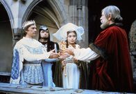 Der Salzprinz – Prinzessin Maruschka (Libuse SafrĂˇnkovĂˇ, 2.v.re.) stellt ihrem Vater (Karol Machata, re.) ihren Geliebten, den Salzprinz (Gabor Nagy, li.) vor.