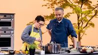 Böhmi brutzelt – Jan Böhmermann gemeinsam mit Sveamaus in der Sendung "Böhmi brutzelt".