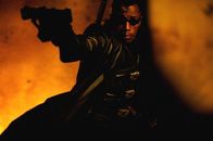 Blade II – Obwohl sich Blade (Wesley Snipes) zum Ziel gesetzt hat, allen Blutsaugern den Garaus zu machen, muss er sich dennoch eines Tages mit den "Bloodpacks", einer Elite-Einheit der Vampire, verbünden, um einem durchgeknallten Vampir-Mutanten Einhalt zu gebieten ...