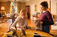 Tatort – Nach dem Tod von Elisabeth Klingler setzen ihre Tochter Gesine (Jenny Schily), ihr Sohn Richard (Jan Messutat) und die Enkelin Toni (Johanna Polley) sich mit ihren Erinnerungen auseinander.