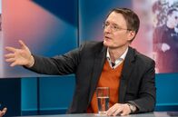Hart aber fair – Zu Gast bei Louis Klamroth: Karl Lauterbach (SPD, Bundesgesundheitsminister, hat in Harvard promoviert).