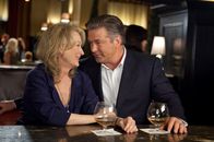 Wenn Liebe so einfach wäre – Bei einem Familientreffen in New York treffen sich Jane (Meryl Streep) und ihr Ex-Mann Jake (Alec Baldwin) an der Hotelbar wieder. Die alte Vertrautheit ist immer noch da.