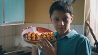 Joe All Alone – Not macht erfinderisch: Trotz seiner misslichen Lage, ist Joe (Daniel Frogson) der Appetit nicht vergangen. Er kreiert kurzerhand das „Toast á la Joe“.