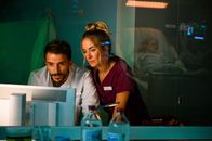 Bettys Diagnose – Betty Weiss (Annina Hellenthal, M.), Gabriele Sanchez (Nina Petri, r.) und Dr. Frank Stern (Max Alberti, l.).