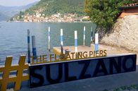 Inseln Italiens – Der Verpackungskünstler Christo verwirklichte 2016 am Iseo-See sein Großprojekt „The Floating Piers“: Goldgelbe Schwimmstege verbanden die Insel Monte Isola mit dem Ufer.