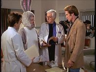 Diagnose: Mord – Steve (Barry Van Dyke, r.), Jesse (Charlie Schlatter, l.) und Mark (Dick Van Dyke, 2.v.r.) versuchen, von der ehemaligen Krankenschwester Patricia (Eileen Seeley), Informationen über den Geiselnehmer zu erhalten.