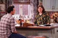 Call Me Kat – Max (Cheyenne Jackson, l.); Kat (Mayim Bialik, r.)