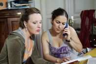 Sechserpack – Als Telefonjoker will man ja nur helfen - trotz der ganzen Nervosität und Vorbereitung! Hoffentlich ist es das auch wert? (Nina Vorbrodt, l. und Shirin Soraya, r.)