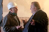 Der Dicke – Gregor Ehrenberg (Dieter Pfaff, r.) droht dem Bauleiter Beckmann (Michael Bideller, l.) mit einer Anzeige wegen Körperverletzung.