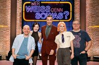 Wer weiß denn sowas? – Moderator Kai Pflaume (M.) und seine Rateteam-Kapitäne Bernhard Hoëcker (l.) und Elton (r.) begrüßen in dieser Sendung die Sängerin Madeleine Juno (2.v.l.) und die Sängerin und Schauspielerin Alli Neumann (2.v.r.).