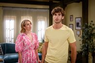 Sturm der Liebe – Greta (Laura Osswald, l.) ist fassungslos, als Noah (Christopher Jan Busse, r.) gesteht, dass er ihr untreu war.