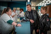 Notruf Hafenkante – Hans (Bruno F. Apitz) und Franzi (Rhea Harder-Vennewald, r.) fragen Frauke (Manuela Wisbeck, l.) nach Gesina Weidenfeld, die nach einem Sturz im EKH eingeliefert wurde.