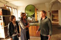 SOKO Stuttgart – Dana Borgemann (Sarah Alles, l.), Monika Borgemann (Angela Roy, M.) und Bernd Friesen (Thomas Lawinky, r.).