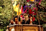 Community – Als sich die Lerngruppe auf eine abenteuerliche Ballonfahrt begibt, geraten sie in einen kräftigen Sturm und landen mitten im Nirgendwo ...