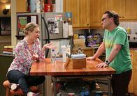 The Big Bang Theory – Versuchen, Sheldon auf andere Gedanken zu bringen: Penny (Kaley Cuoco, l.) und Leonard (Johnny Galecki, r.) ...