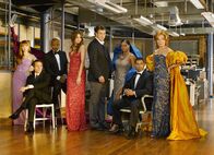 Castle – (3. Staffel) - (v.l.n.r.) Kevin Ryan (Seamus Dever), Alexis Castle (Molly C. Quinn), Roy Montgomery (Ruben Santiago-Hudson), Kate Beckett (Stana Katic), Richard Castle (Nathan Fillion), Lanie Parish (Tamala Jones), Javier Esposito (Jon Huertas), Martha Rodgers (Susan Sullivan) haben sich in Schale geworfen.