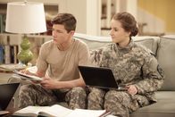 Last Man Standing – Justin (Tye Sheridan, l.) und Eve (Kaitlyn Dever, r.) lieben ihre Unform, doch zu jedem Anlass passt sie leider nicht ...