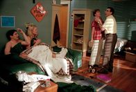 American Pie 2 – Hätte Jim (Jason Biggs, l.) doch nur abgesperrt: Mitten im Liebesspiel mit Natalie (Joelle Carter, 2.v.l.), platzen seine Eltern (Molly Cheek, 2.v.r. und Eugene Levy, r.) ins Zimmer ...