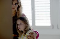 Sacha – Anne Dupraz in ihrer Vergangenheit als Sacha (Vanille Lehmann, li.) und als kleines Mädchen (Juliette Fallet)