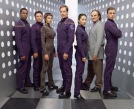 Star Trek: Enterprise – v.l.n.r.: Ensign Travis Mayweather (Anthony Montgomery), Commander Charles 'Trip' Tucker III (Connor Trinneer), Sub-Commander T'Pol (Jolene Blalock), Captain Jonathan Archer (Scott Bakula,m.), Ensign Hoshi Sato (Linda Park), Dr. Phlox (John Billingsley), Lieutenant Malcolm Reed (Dominic Keating).