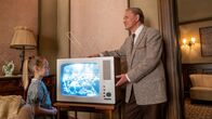 Ku'damm 63 – Fritz Assmann (Uwe Ochsenknecht) lernt seine Enkeltochter Dorli (Alma/Smila Löhr) kennen.