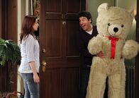 How I Met Your Mother – Kommt Ted (Josh Radnor, r.) als Pate für Marvin in Frage? Lily (Alyson Hannigan, l.) wird es in einigen Tests herausfinden ...