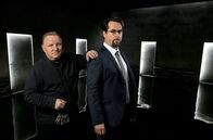 Tatort – Prof. Karl-Friedrich Boerne (Jan Josef Liefers, rechts) findet sich im Limbus wieder. Der Herr, der hier das Sagen hat, sieht Kommissar Frank Thiel (Axel Prahl) zum Verwechseln ähnlich.
