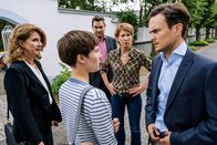 SOKO Köln – Elisa Dünnhäuser (Alida Bohnen, 2.v.l.) und ihre Assistentin Beate Engelhardt (Julia Schmitt, l.) hören sich die Vorwürfe von Elisas ehemaligem Lebensgefährten Moritz Pauss (Eric Klotzsch, r.) an, was Hauptkommissarin Helena Jung (Sonja Baum, 2.v.r.) und Kommissar Jonas Fischer (Lukas Piloty, M.) interessiert verfolgen.