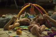 Bad Neighbors – Das ruhige Leben von Kelly (Rose Byrne, l.), Mac (Seth Rogen, r.) und ihrer kleinen Tochter Stella (Rose und Elisa Vargas, M.) ist vorbei, als in das Nachbarhaus eine feierwütige Studentenverbindung einzieht ...