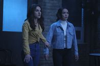 The Flash – Allegra Garcia (Kayla Compton, l.); Lydia Sanchez (Kaitlyn Santa Juana, r.)
