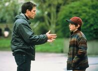 About a Boy oder: Der Tag der toten Ente – Raufen sich zusammen: Hugh Grant als Will, Nicholas Hoult als Marcus (Copyright SRF)