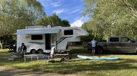 Wir werden Camper – Britta Hofmeister und Andreas Werner richten sich auf dem Campingplatz ein.