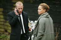 Lewis – DS James Hathaway (Laurence Fox) und seine neue Kollegin DS Lizzie Maddox (Angela Griffin) erfahren, dass ein altgedienter Kollege seine Arbeit wieder aufnehmen wird. Immerhin geht es um den Mord an dem prominenten Neurochirurgen Alistair Stoke (Jonny Phillips).