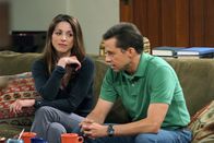 Two and a Half Men – Nachdem sich Judith (Marin Hinkle, l.) von ihrem Freund getrennt hat, hofft Alan (Jon Cryer, r.) auf eine neue Chance ...
